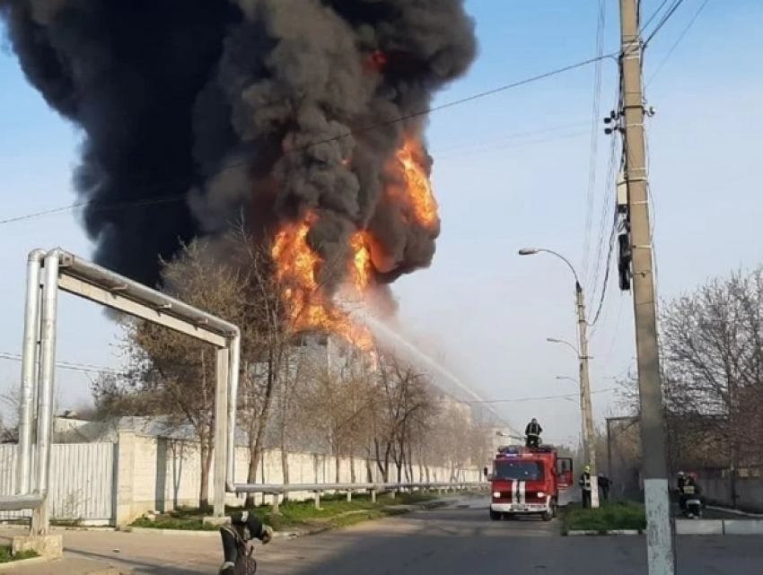 В Кишиневе пожар - горит объект в промышленном районе