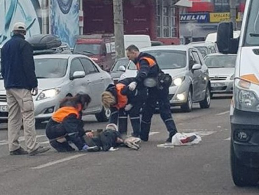 В Кишиневе парня сбила машина на пешеходном переходе