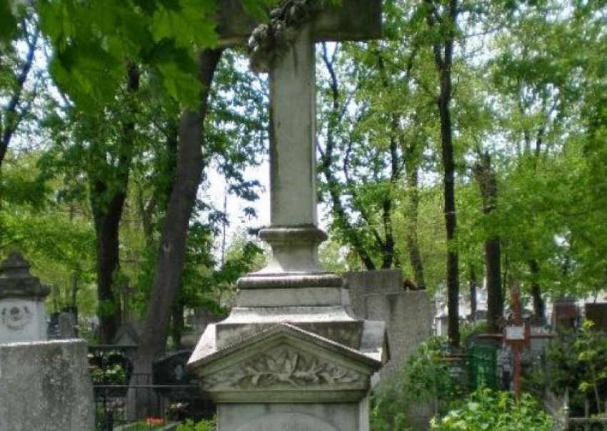 У пушкинского надгробия на Центральном кладбище Кишинева