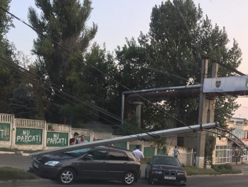 Столб упал на припаркованную машину в Кишиневе
