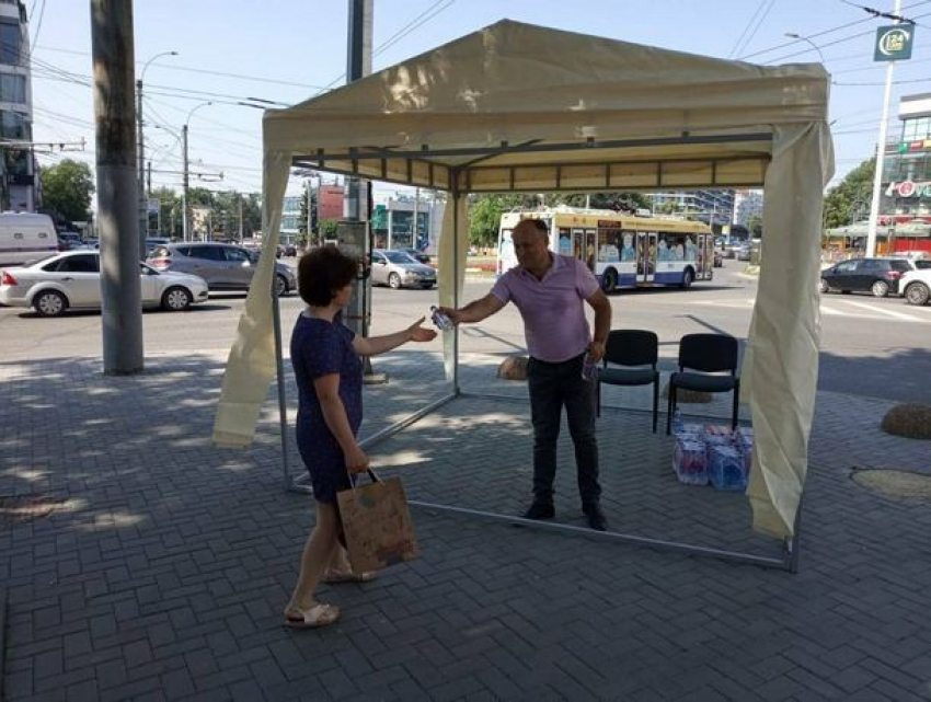 В Кишиневе появились специальные палатки, где люди могут выпить воды и получить помощь 