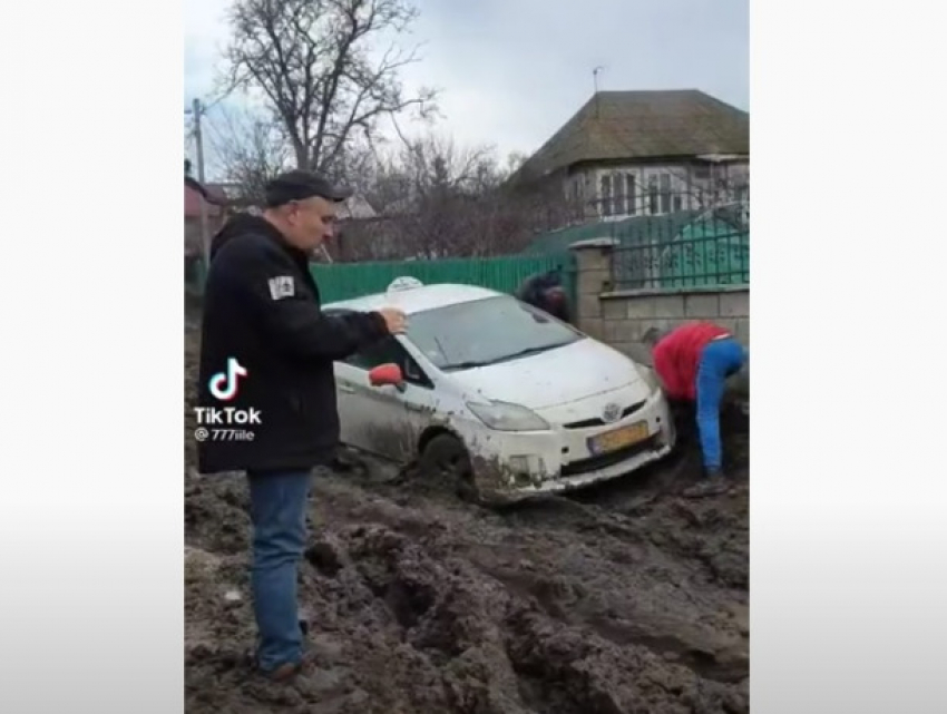 Такси утонуло в грязи Бубуечь