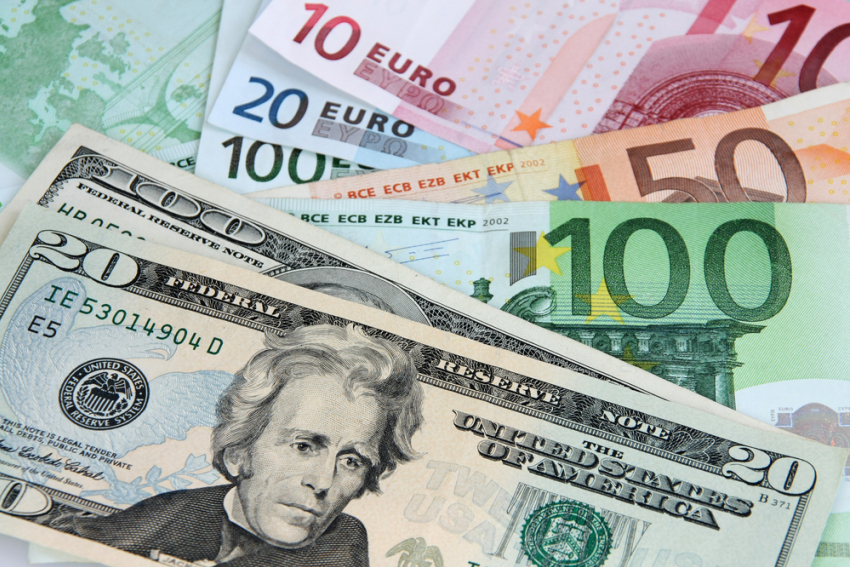 В преддверии Пасхи евро и доллар продолжают дешеветь 