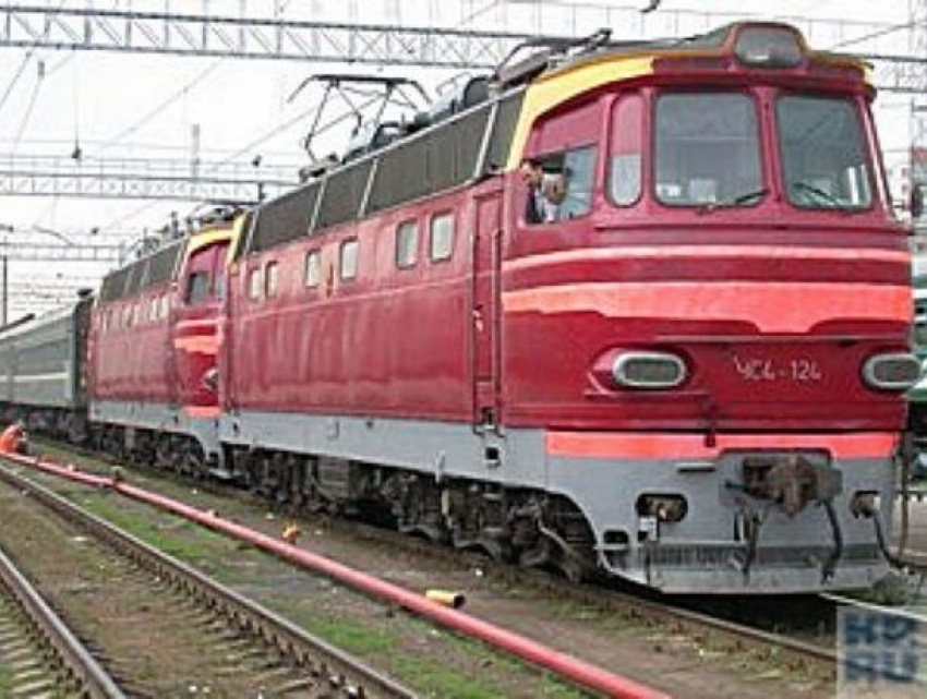 Ребенок был обуглен: взобравшегося на крышу электрички мальчика убило током