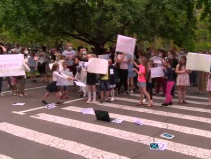 Родители протестуют против решения НЧКОЗ, ограничивающего доступ учащихся к качественному обучению 