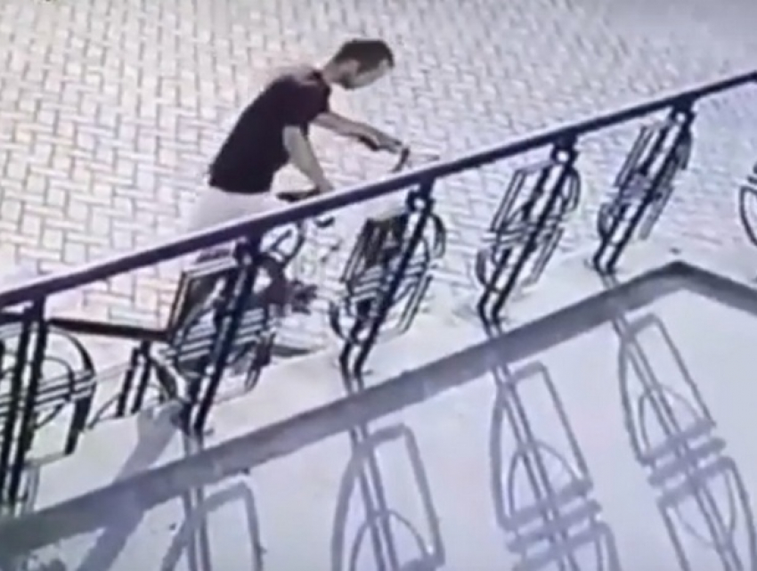 Серийный похититель велосипедов в столице попал на видео 