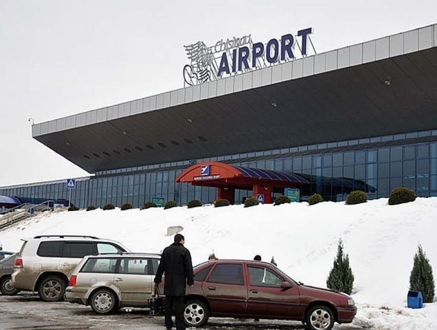 Отвратительная работа таксистов в аэропорту Кишинева вызвала бурные эмоции «замороженной» женщины