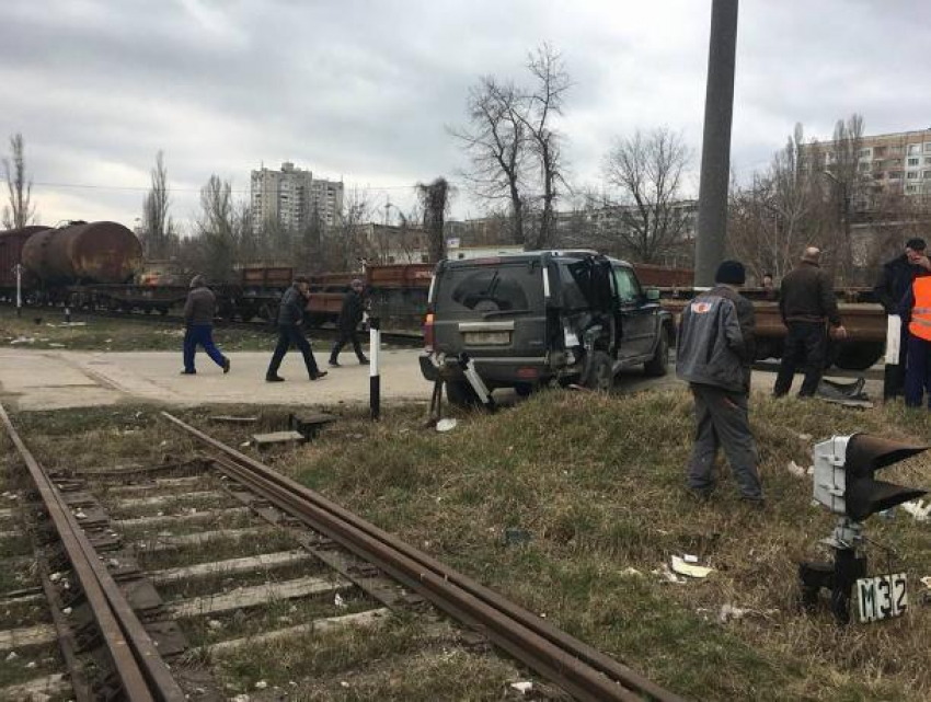 "Ужас": поезд врезался в автомобиль в Кишиневе на глазах у свидетелей 