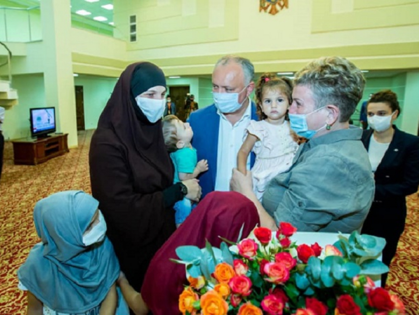 Игорь Додон помог вернуться в Молдову женщине, которая вместе с детьми подвергалась смертельной опасности в Сирии