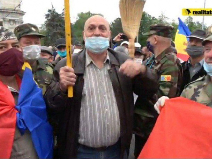 Революция биотуалетов: вместо булавы метла, чтоб по-старому мела