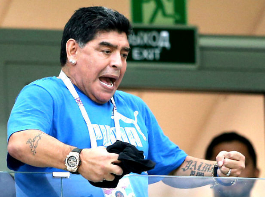 Марадоне стало плохо после танца с соблазнительной женщиной во время битвы Аргентины с Нигерией