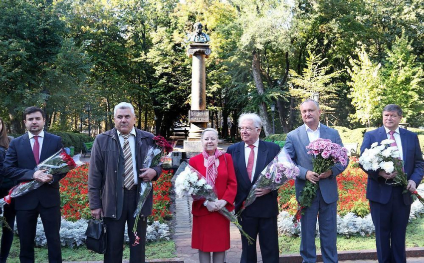 Игорь Додон вместе с потомками Александра Пушкина возложил цветы к его памятнику