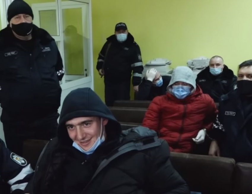 Обвиняемые в двойном убийстве в суде смеялись на камеру и шутили