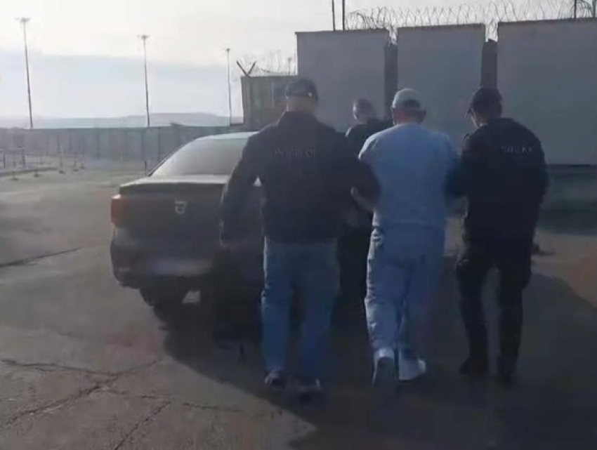 Из США в Молдову экстрадировали объявленного в международный розыск мошенника