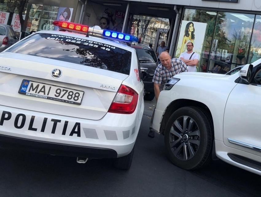 Полицейская машина с включенными мигалками столкнулась с джипом в центре Кишинева