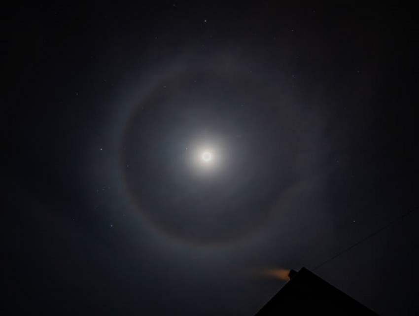 Жители Новых Анен увидели роскошное лунное гало