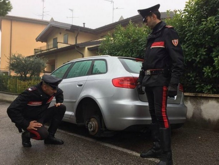 Двое граждан Молдовы с любовницами занимались автокражами в Италии 