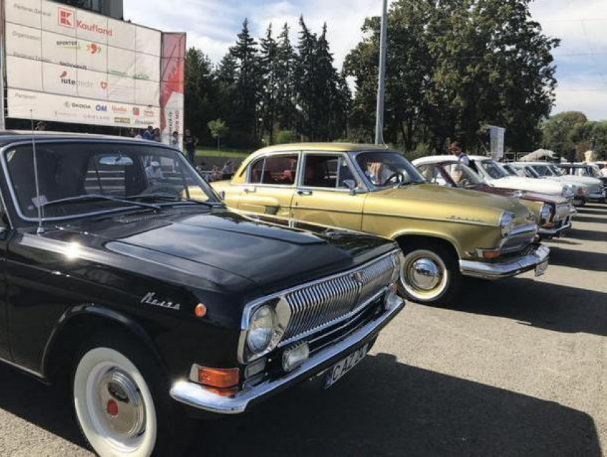 Ретро-автомобили из Румынии и Молдовы прибыли на площадь Великого национального собрания