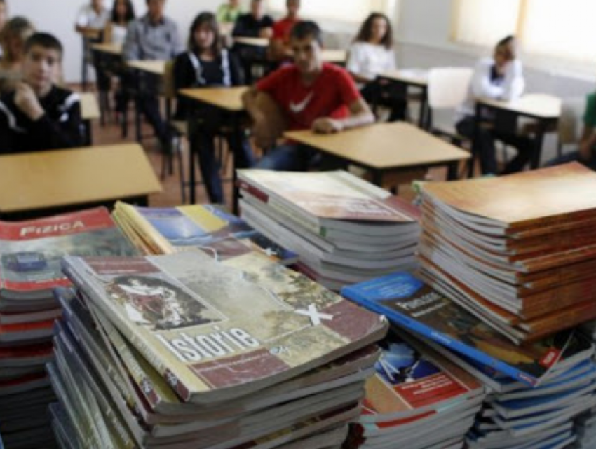 В Молдове обнаружены опасные вещества в школьных учебниках