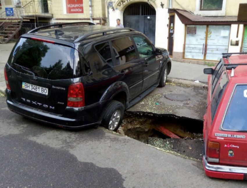 Мегапровал на парковке в центре Одессы: в яму рухнули автомобили