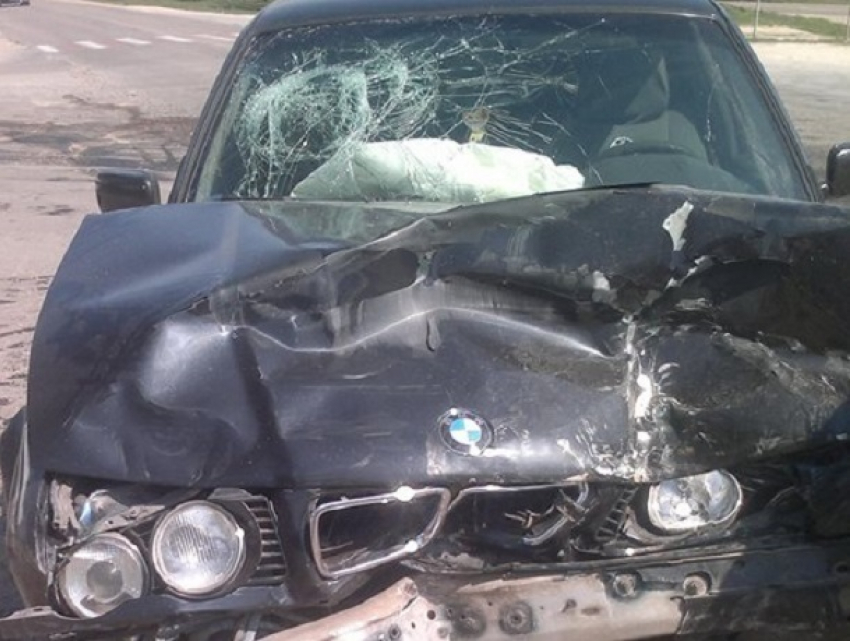 Три пассажира получили травмы в жесткой аварии в пригороде Кишинева