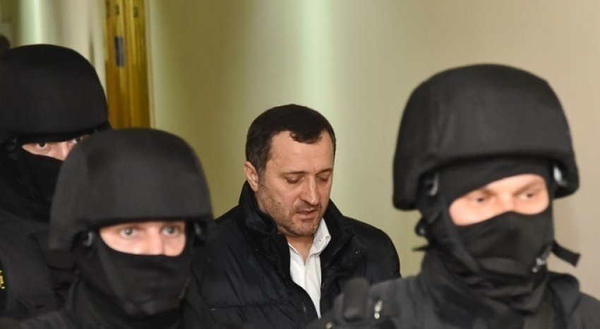 Филат присутствует в суде на рассмотрении его дела: он похудел и небрит