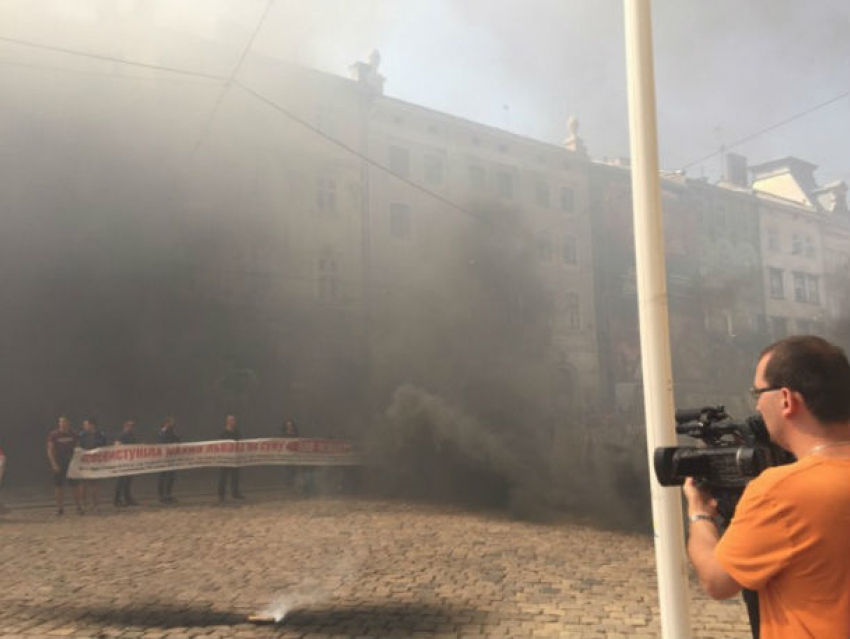 Дымовыми шашками забросали горсовет восставшие против мэра жители Львова
