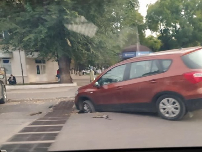 Шок локального масштаба: в Кишиневе под машиной провалился асфальт