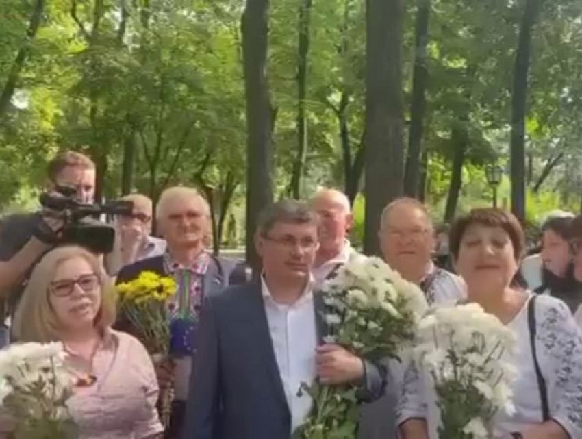 «Для меня это не праздник»: скандал на возложении цветов на Аллее Классиков в Кишиневе 