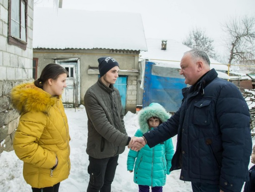 Додон в канун Нового года помог многодетной семье