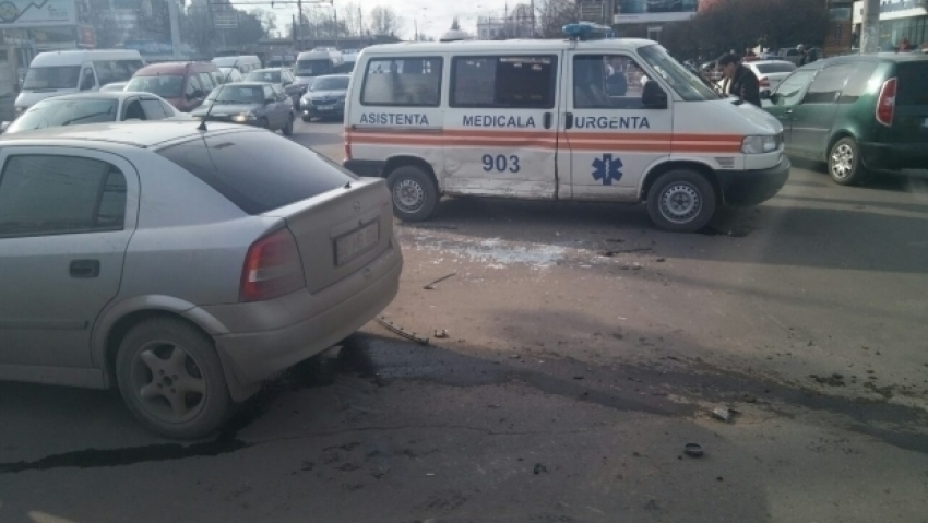 В центре Кишинева перевернулась машина скорой помощи, есть пострадавшие 