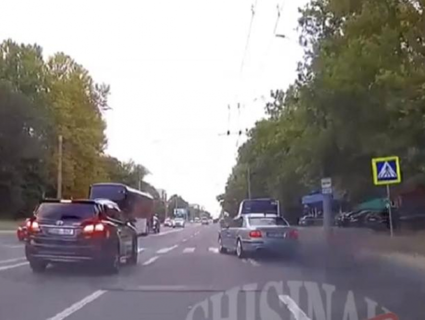 Водитель BMW спровоцировал опасную ситуацию, едва не раздавив на пешеходном переходе мать с ребенком