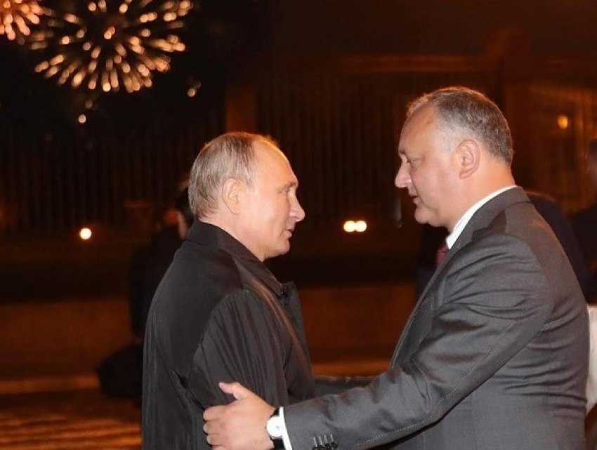 Встреча Додона и Путина на Красной площади состоялась под залпы салюта