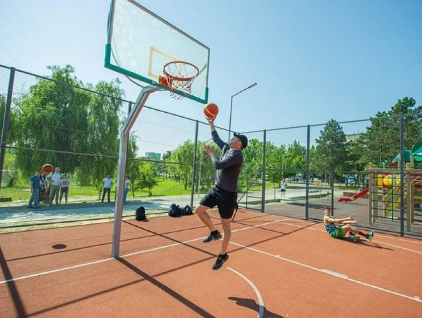 Ион Чебан поиграл в баскетбол