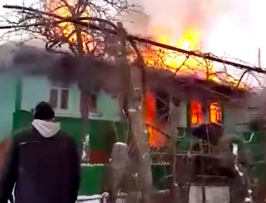 Позор пожарных в Хынчештах: пока горел дом, они чинили шланг