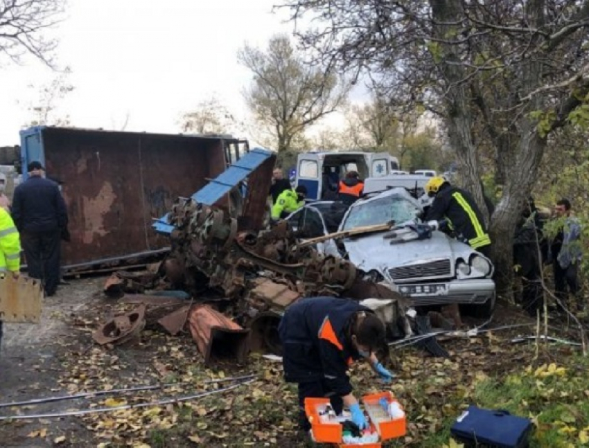 ДТП под селом Кетросу - Mercedes «похоронило» под ржавым металлоломом