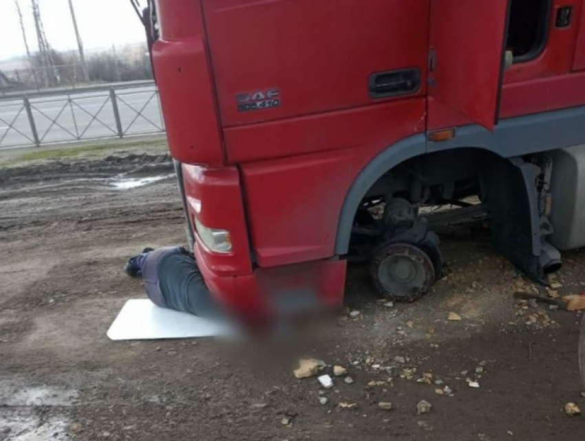 В России молдавского водителя раздавило грузовиком