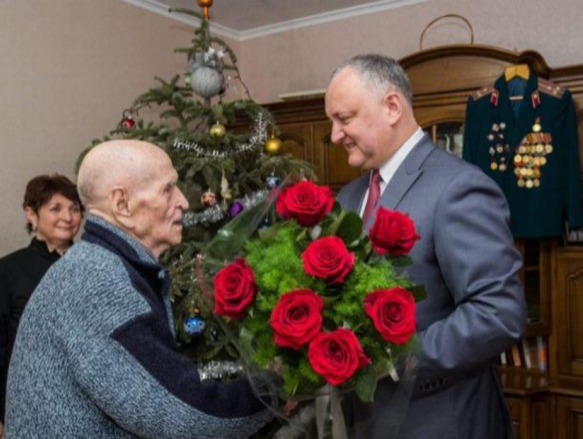  Игорь Додон поздравил со столетием ветерана – президент побывал в гостях и вручил Орден Республики