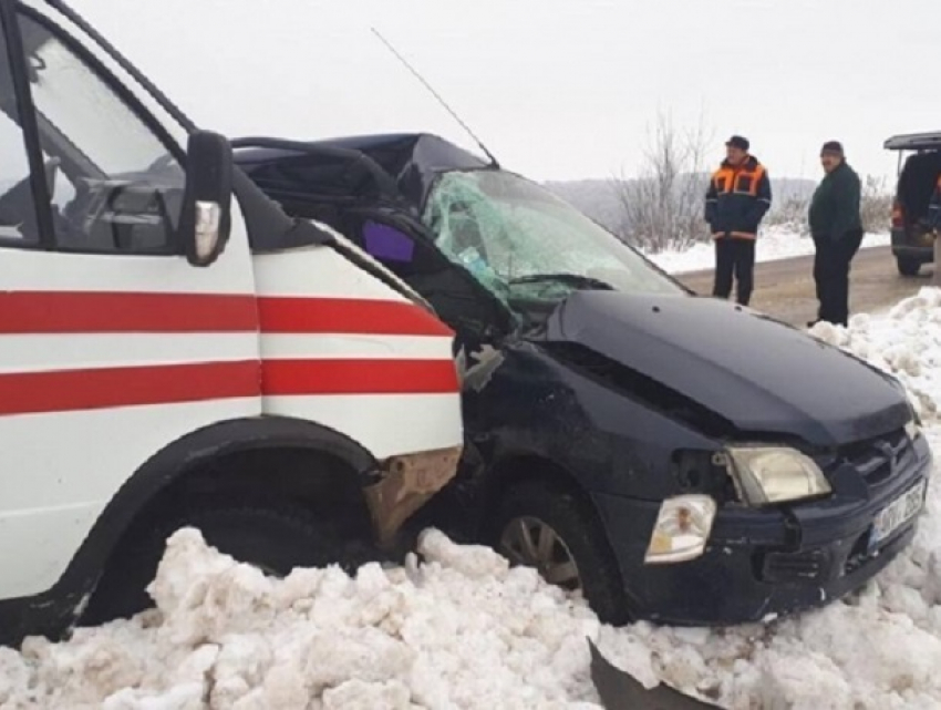 Под Теленештами водитель Mitsubishi устроил аварию со скорой помощью