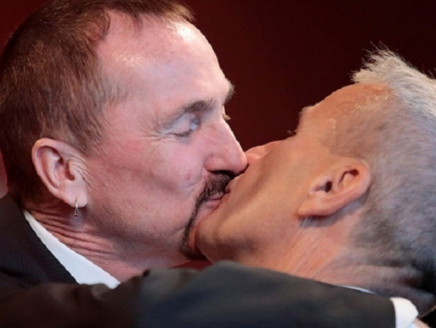 Первый в истории Германии брак двух гомосексуалистов скрепили прилюдным поцелуем