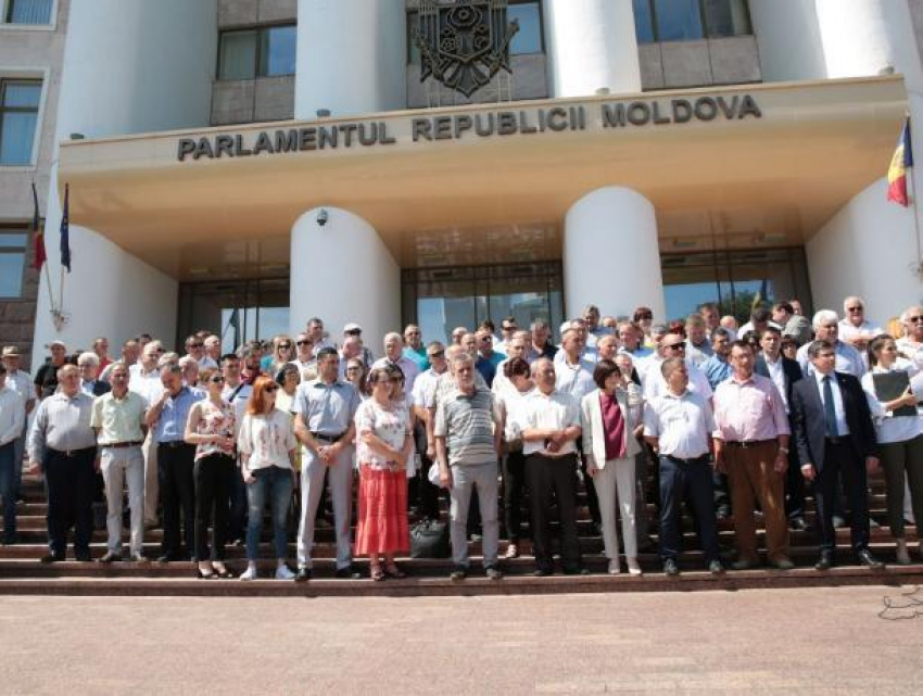 Десятки примаров прибыли к зданию Парламента, чтобы выразить поддержку правительству Санду