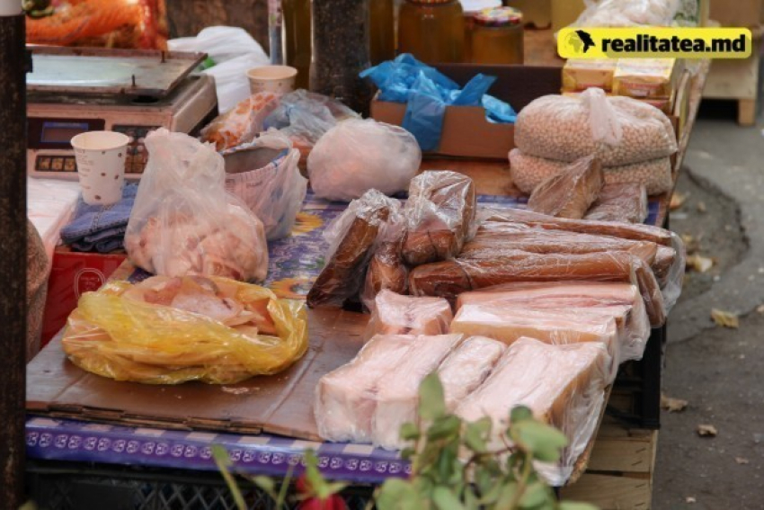 Антисанитария на Центральном рынке: мясо и молочные изделия продают под палящим солнцем