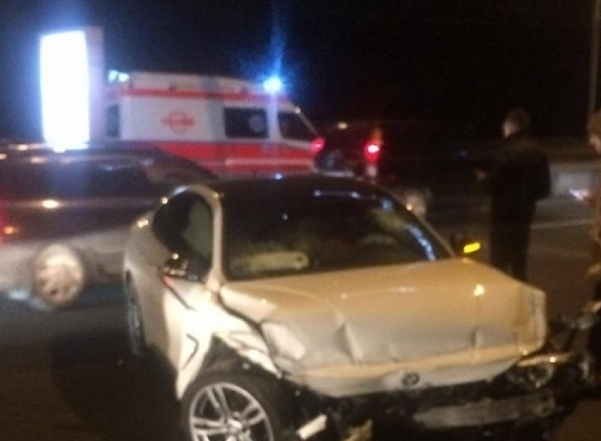 В Кишиневе BMW влетел в рекламное панно 