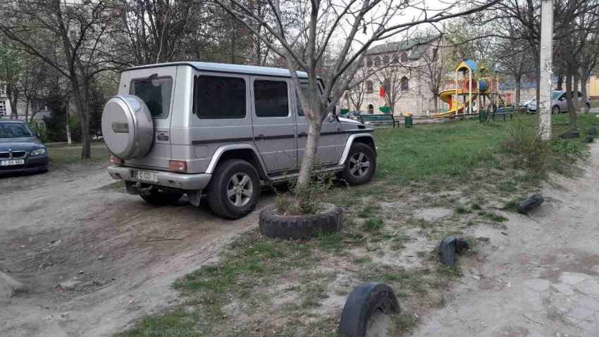 Экс-министра обороны Анатола Шалару застали за парковкой на газоне