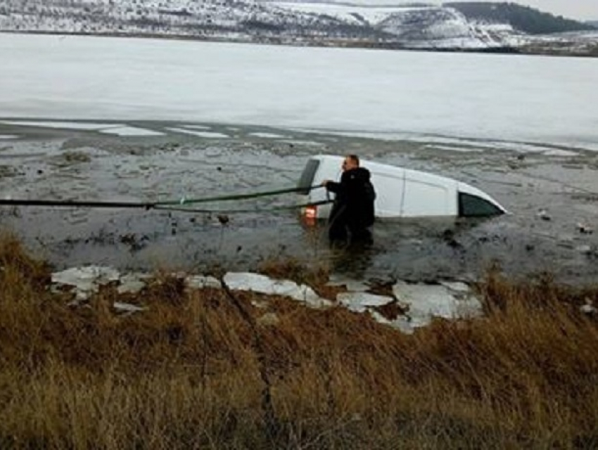 Автомобиль вылетел с трассы Кишинев - Бельцы и утонул в пруду 