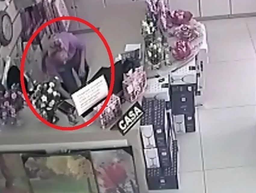 Юная блондинка совершила преступление в магазине в Бельцах и попала на видео