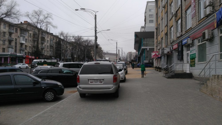 Еще не завершенный тротуар на Негруцци снова заставляют машинами