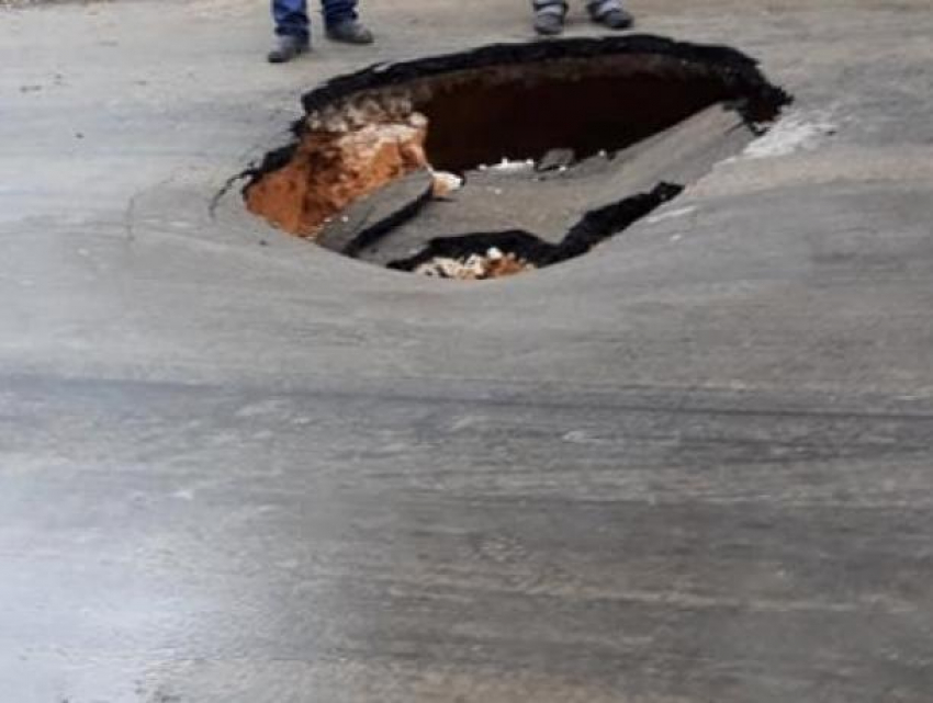 В Кишиневе на одной из улиц провалился асфальт и появилась большая яма