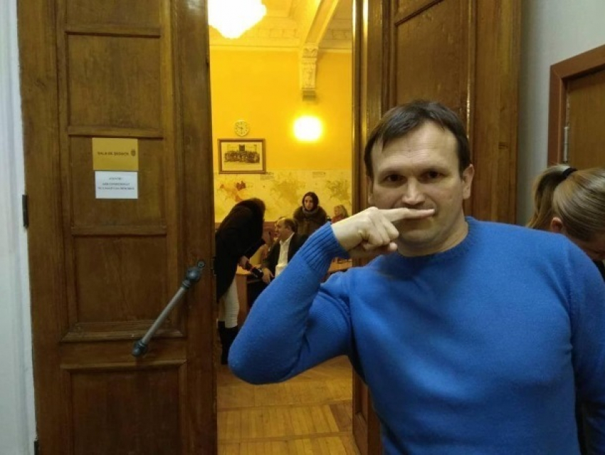 Запущен флешмоб «Усы распильщика»