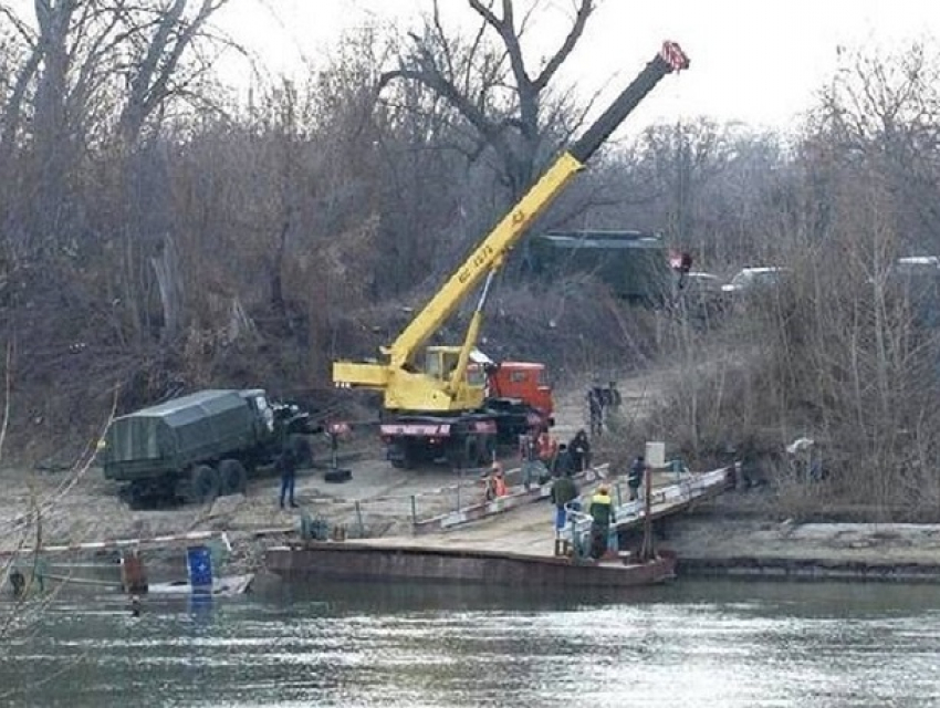 В Тирасполе подняли утопленный льдиной паром